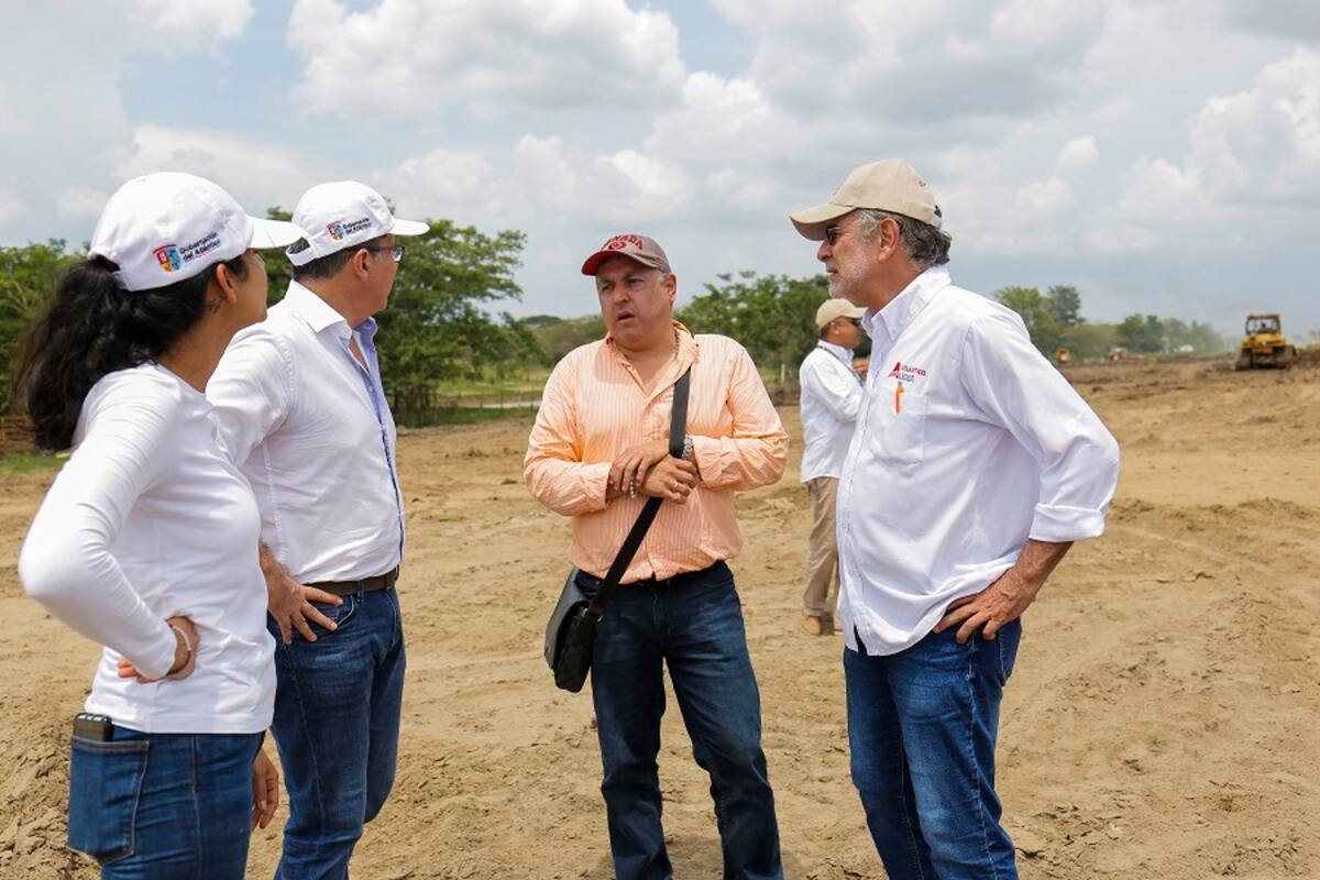 El gobernador Eduardo Verano De la Rosa,junto al socio contratista de la obra, Sergio Torres, y otros involucrados. El Universal