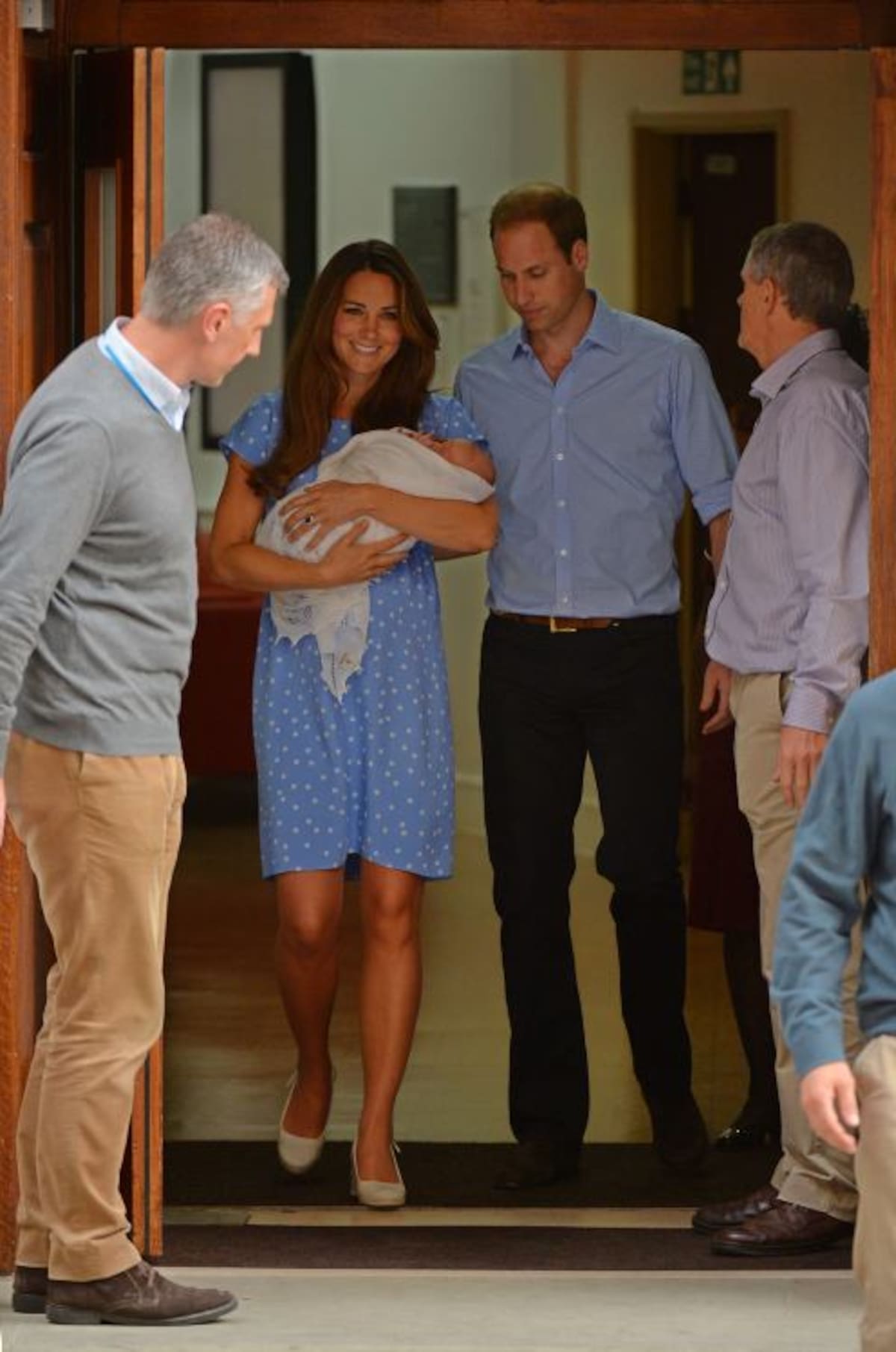 Los duques de Cambridge con el bebé. AFP LEON NEAL