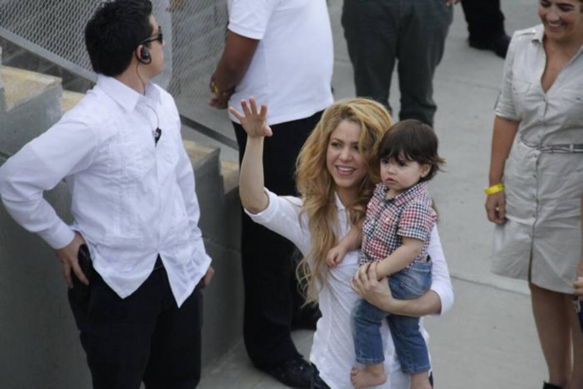 Shakira y Milan saludan a su llegada a la inauguración del megacolegio Loma del Peyé. Q'HUBO CARTAGENA