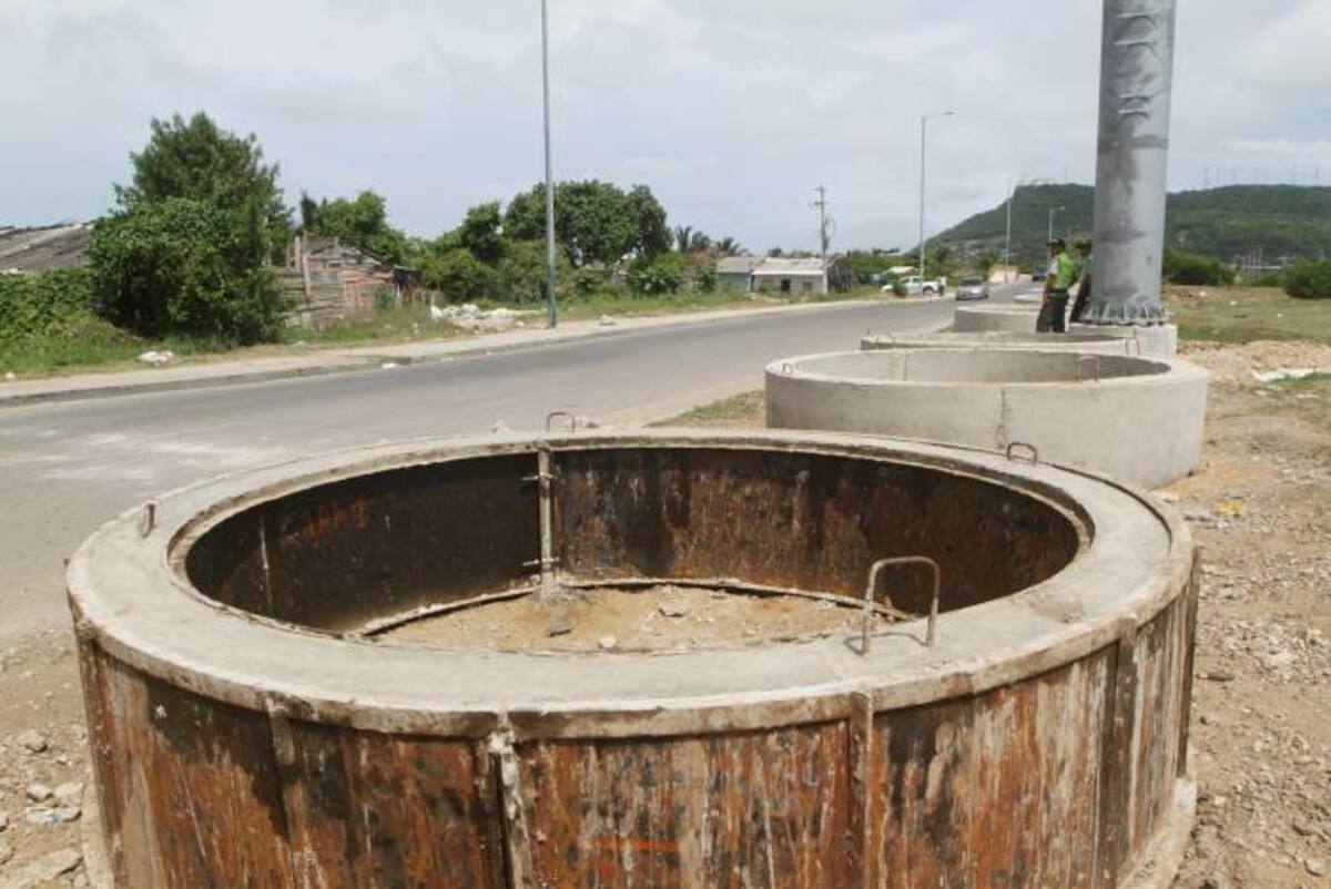 El montaje de la infraestructura necesaria para el tendido del cableado de alta tensión se inició hace más de un mes y se prevé que terminen en marzo de 2013. JULIO CASTAÑO - EL UNIVERSAL