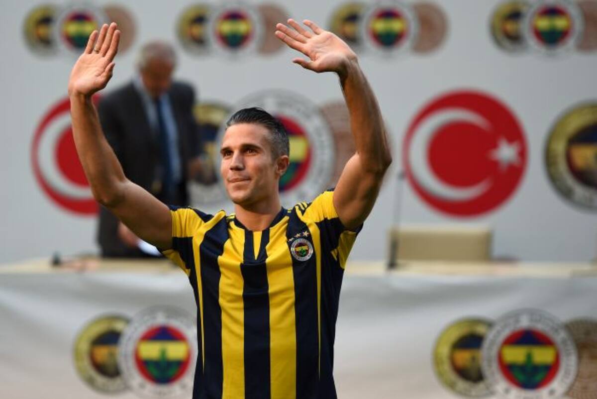 Robin Van Persie durante su presentación con el Fenerbahçe. AFP OZAN KOSE