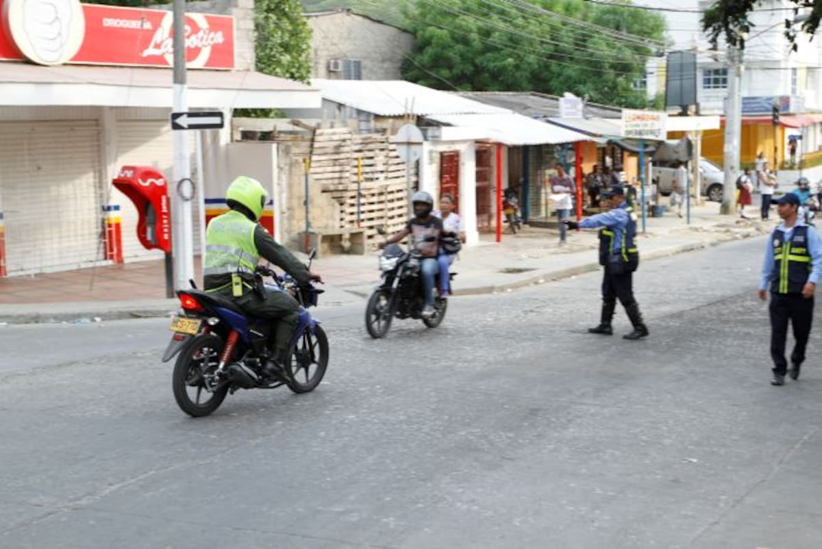 Aunque los agentes del DATT estuvieron desde temprano en el tramo vial, los vehículos seguían desplazándose en sentido HUC- Avenida del Consulado, que está prohibido. Esta semana será pedagógica, la próxima se impondrán sanciones. // JULIO CASTAÑO-EL UNIVERSAL