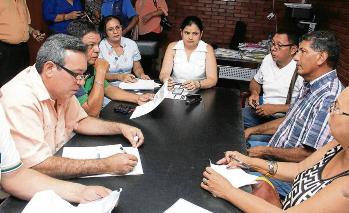 Una comisión de docentes de Colosó se reunió con la secretaria de Educación, Rosa Lila Santos. MANUEL SANTIAGO PÉREZ - EL UNIVERSAL