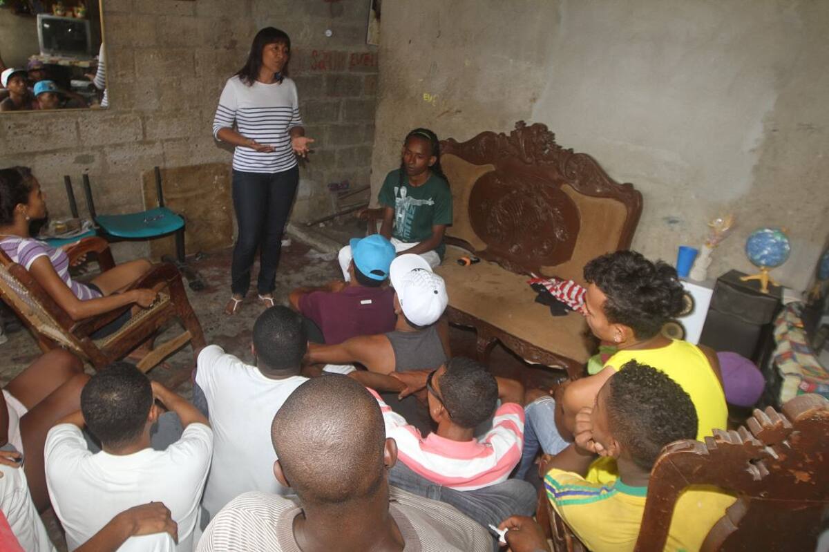 Lida Paternina en una de sus charlas con pandilleros del barrio 9 de Abril.