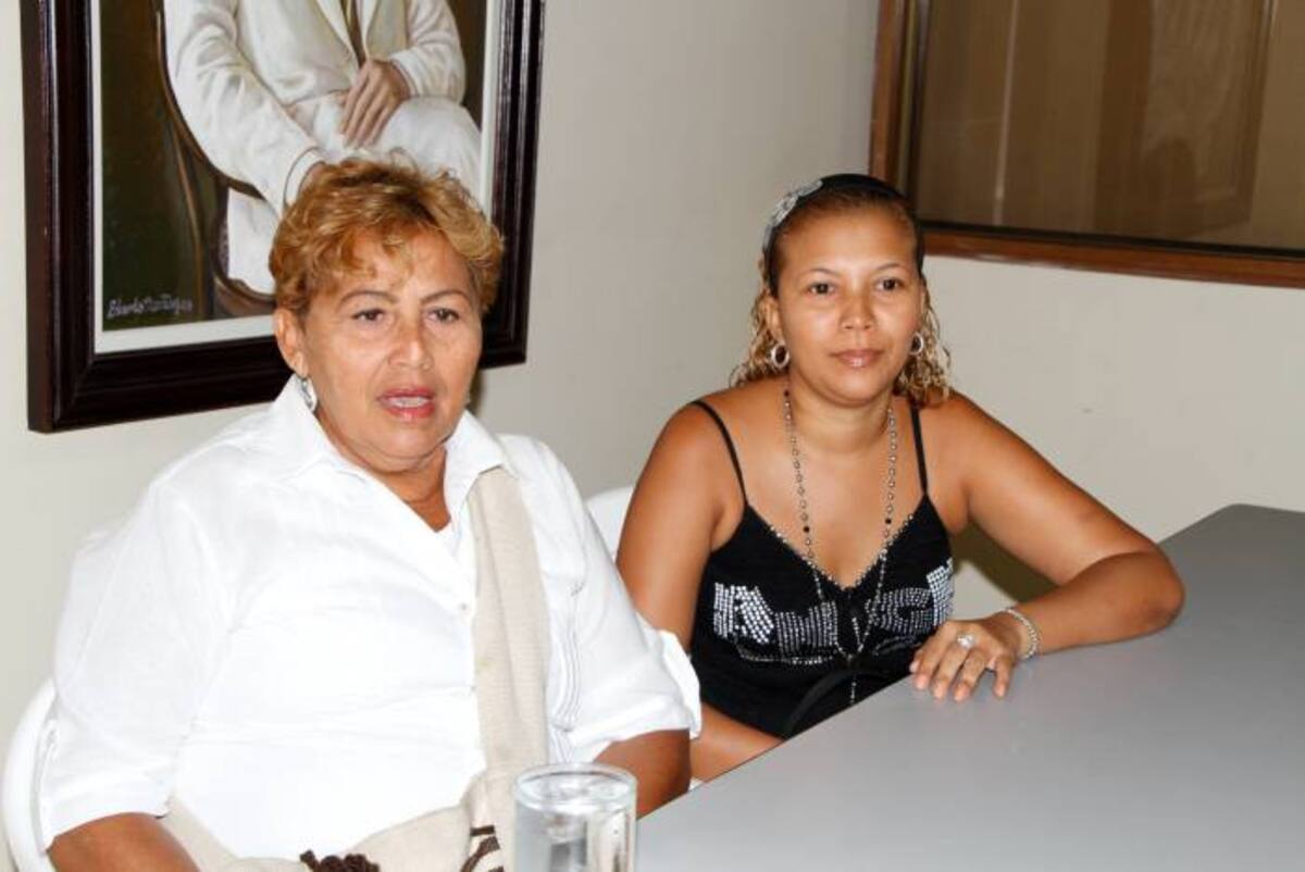 Gloria Godín y Johana Arroyo Godín apoyan a Jacqueline Ramón.