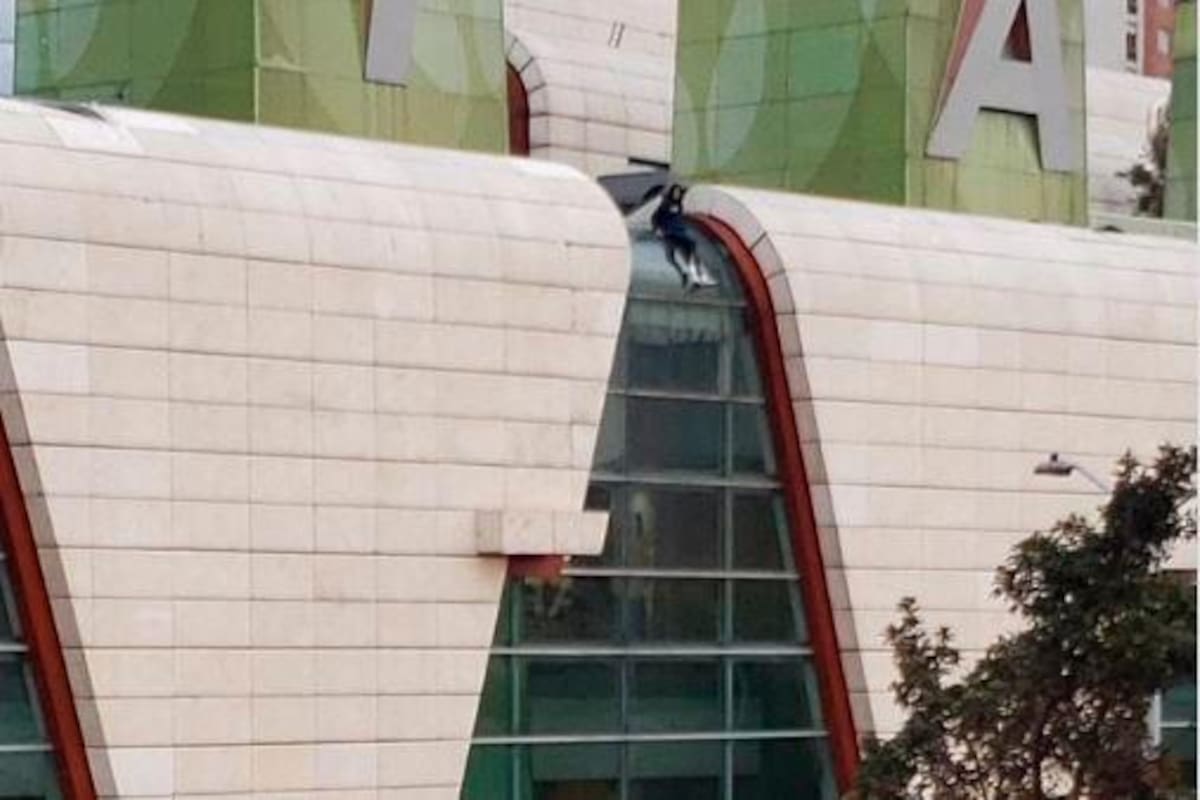 Joven se lanza desde la azotea del centro comercial Titán Plaza