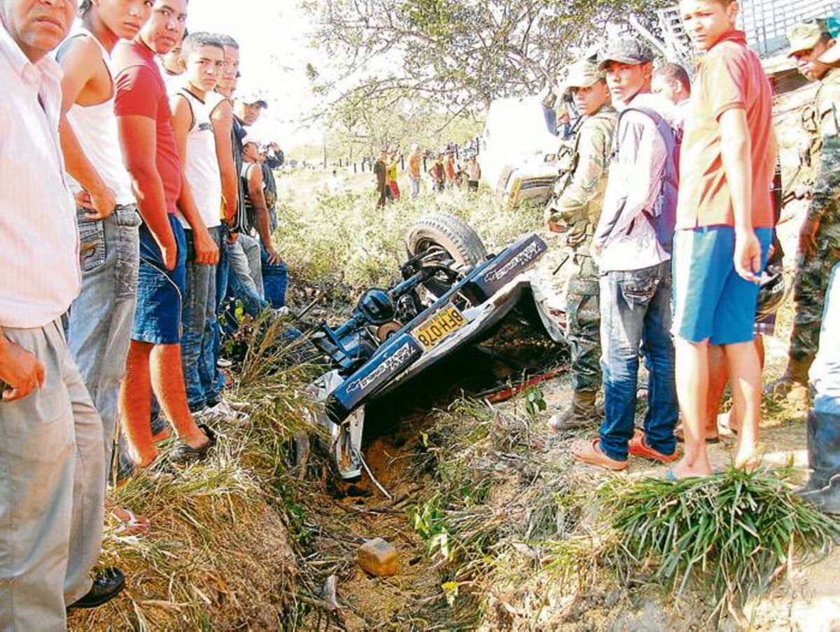 Destrozada quedó la camioneta, de placas BFH 078, en la que se movilizaba la víctima hacia Sincé (Sucre)
