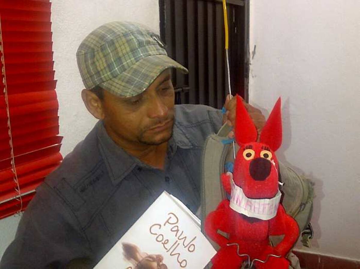 Franky Fernández con su muñeco amordazado.