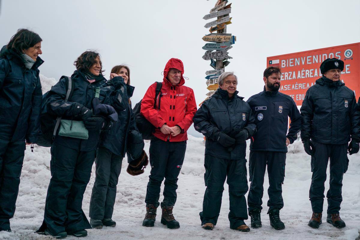 El presidente de Chile, Gabriel Boric (2-d), junto al secretario general de las Naciones Unidas, António Guterres (3-d), y el canciller chileno Alberto Van Klaveren (c) a su llegada a la Antártica (Chile). //Foto: EFE