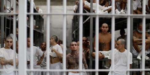 Justicia de El Salvador impone duras condenas a 69 pandilleros