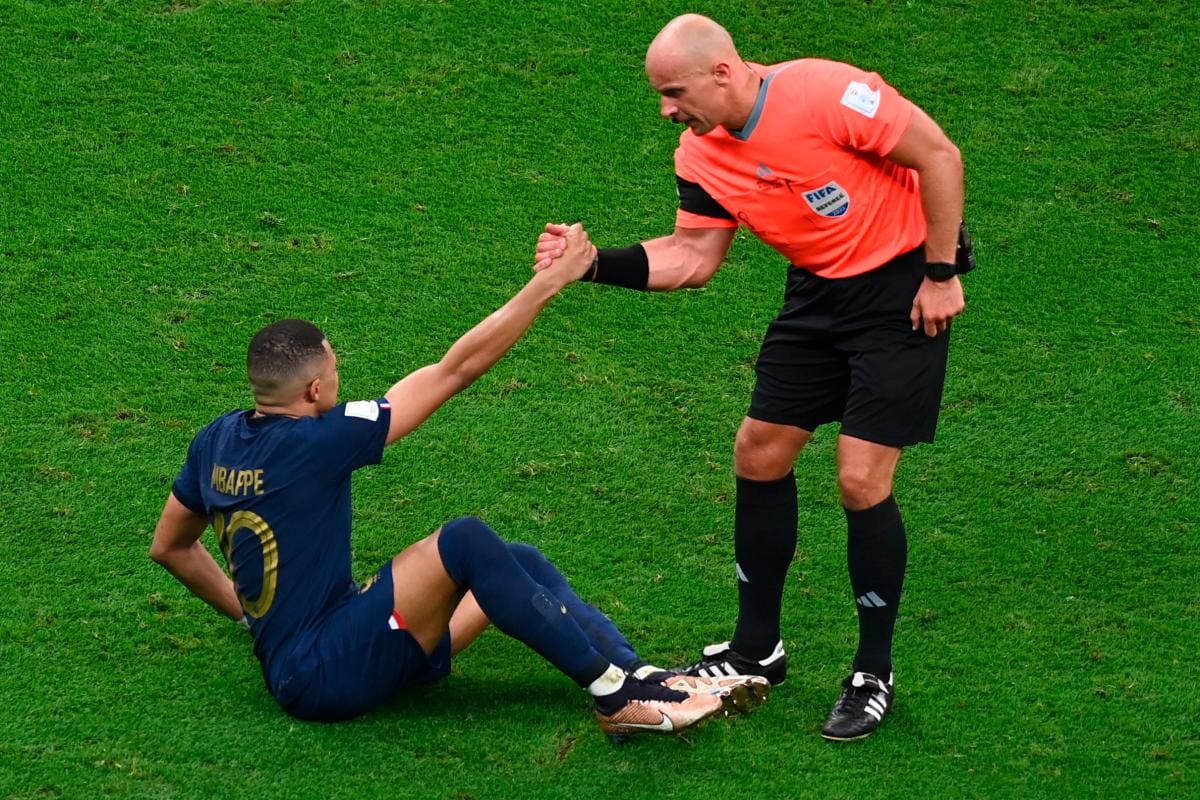 ¿Francia iba a ser ayudada en la final?, esto dijo el árbitro que la pitó