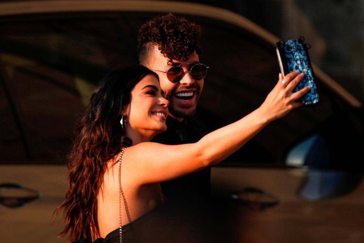 El cantante y compositor estadounidense de ascendencia dominicana, Prince Royce, se toma una selfie con una aficionada. // Foto: EFE.