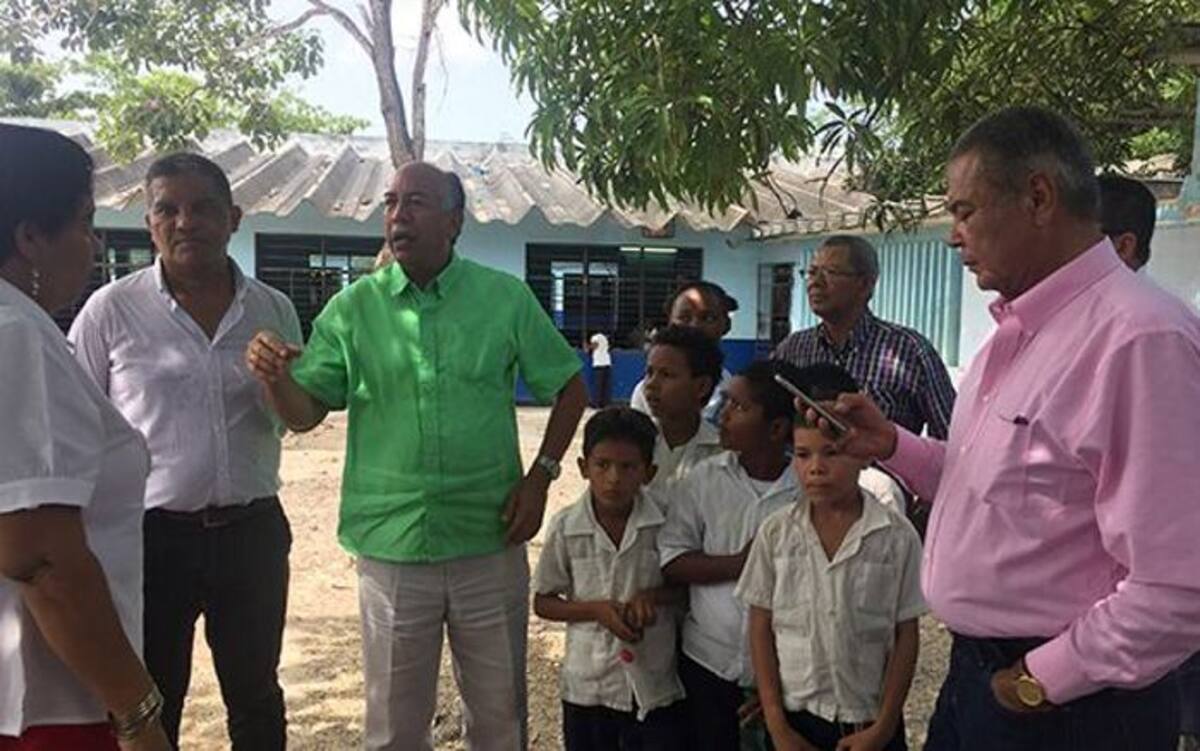 El secretario de Educación, Germán Sierra, explica a la comunidad educativa los detalles del proyecto del nuevo colegio San Felipe Neri, junto con el secretario de Infraestructura, Wilson Herrera. Cortesía