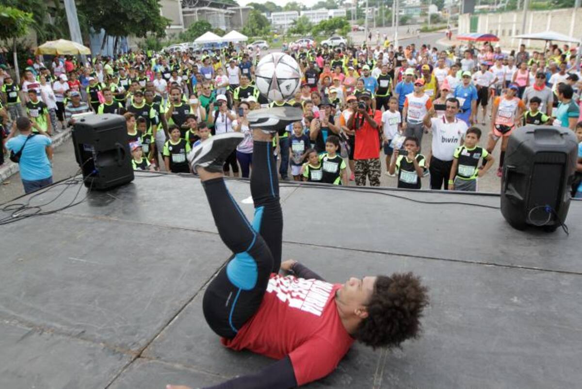 Edinson Medellín, campeón regional de Free Style Fútbol, participó en la carrera. JULIO CASTAÑO-EL UNIVERSAL.