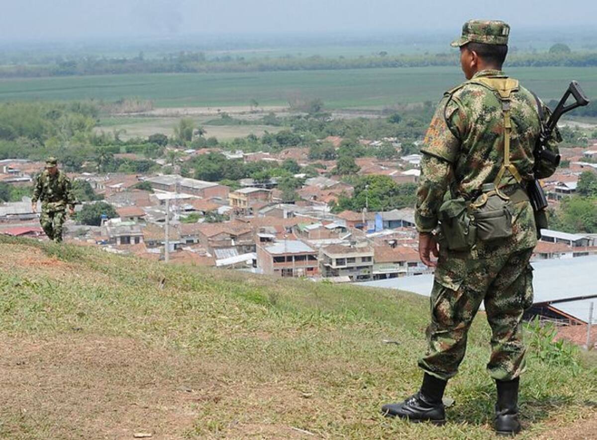 La Fuerza Pública trata de repeler el ataque. COLPRENSA