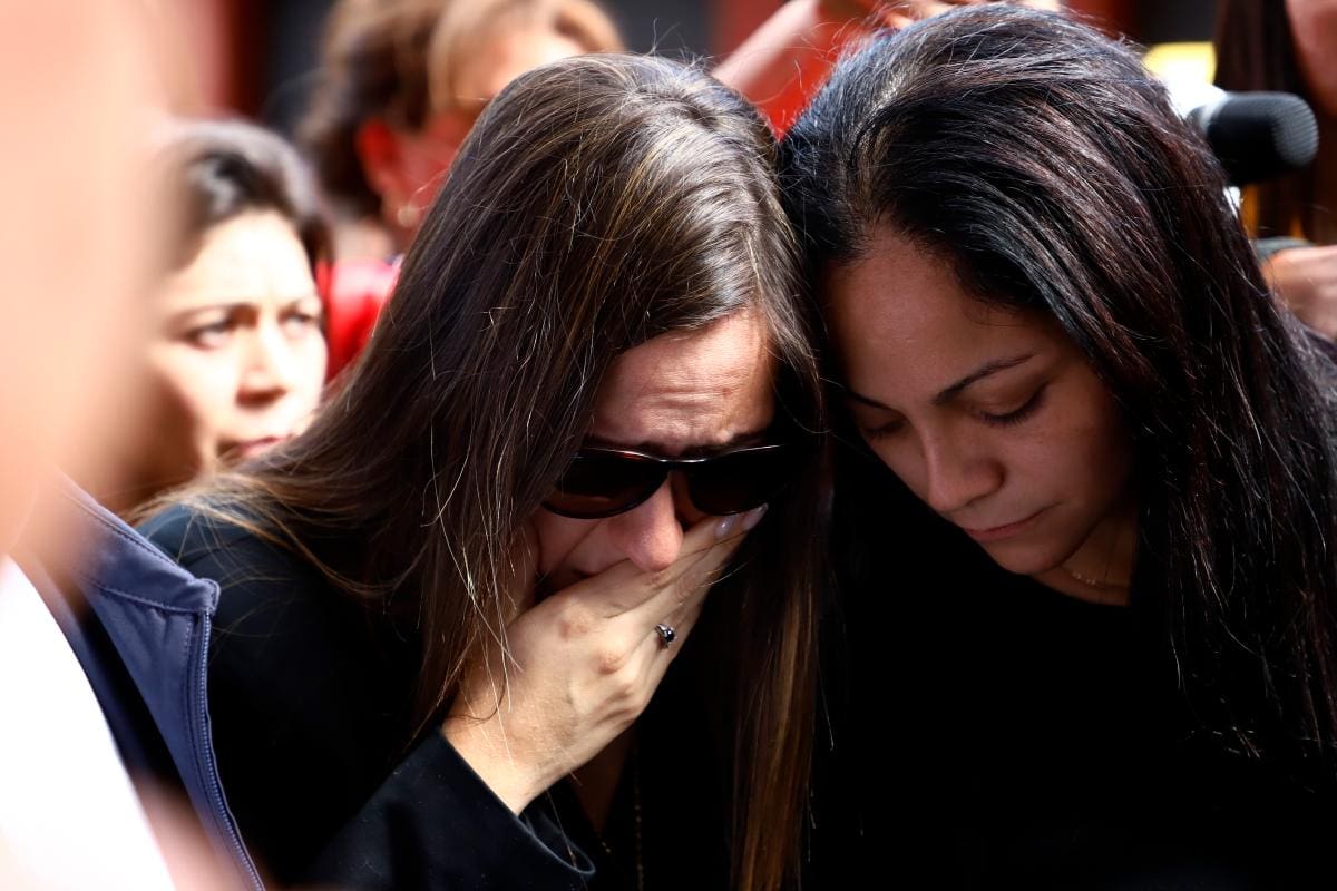 La esposa del fiscal asesinado Marcelo Pecci, Claudia Aguilera; y Mónica Pecci, hermana del fiscal, en el sepelio. //EFE //Nathalia Aguilar.