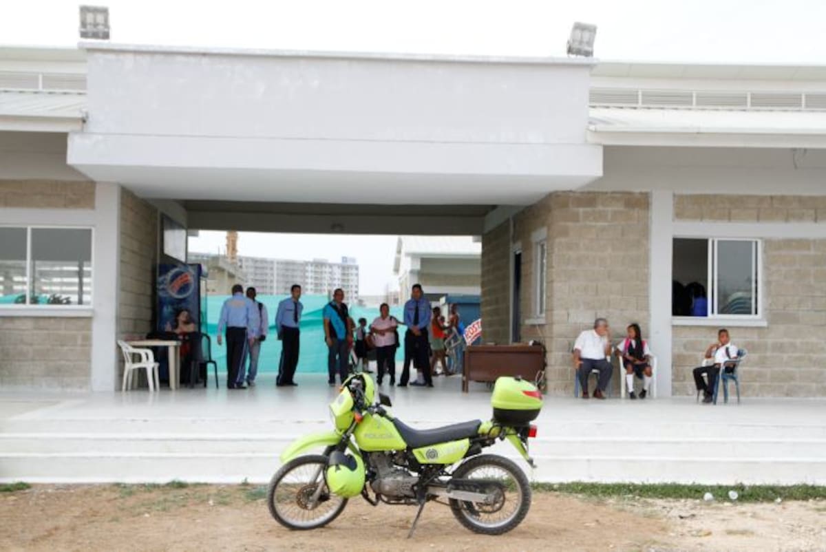Al colegio se acercaron cerca de 60 estudiantes esta mañana. Foto: Luis Eduardo Herrán Álvarez