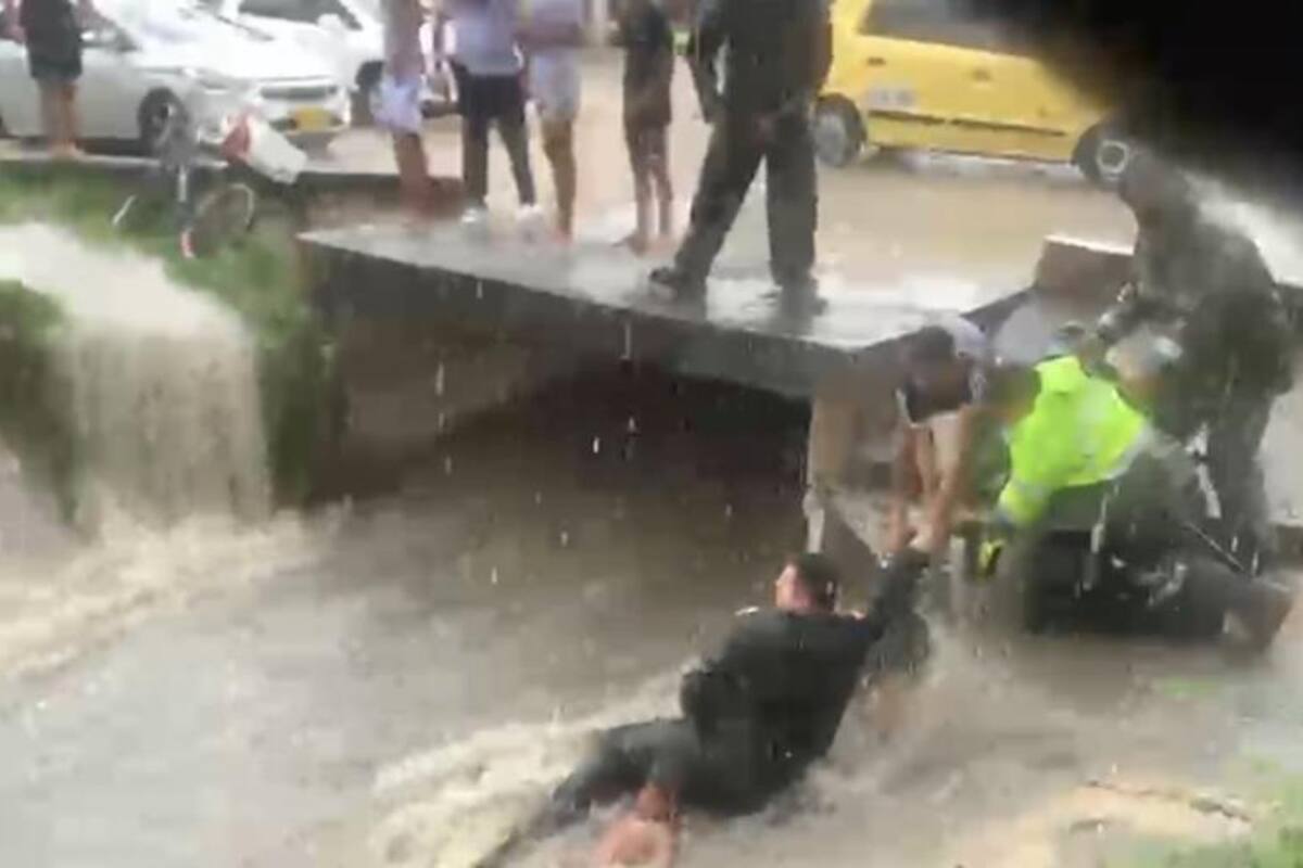 Policía rescata a menor que era arrastrado por un arroyo en Barranquilla