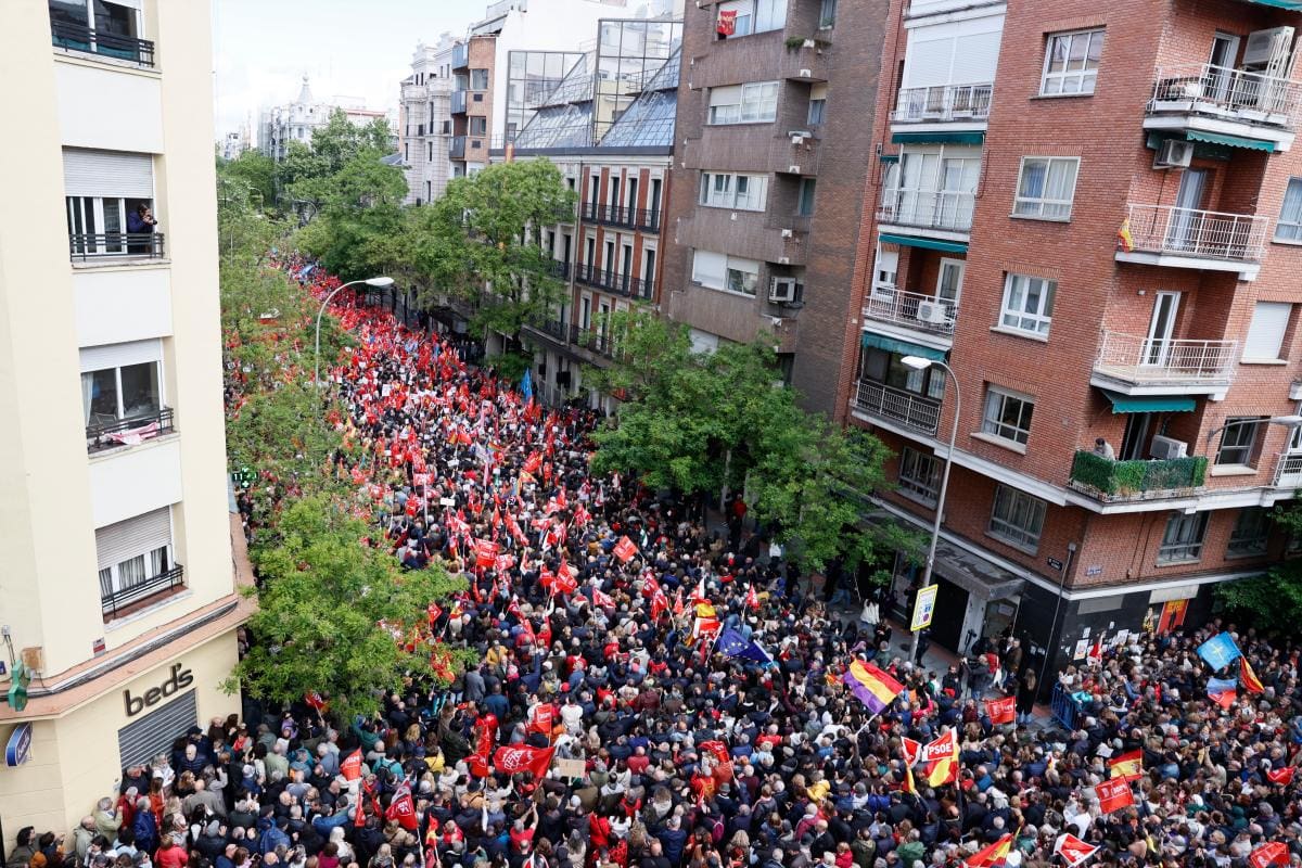 Video: miles de personas salieron en España a apoyar a Pedro Sánchez