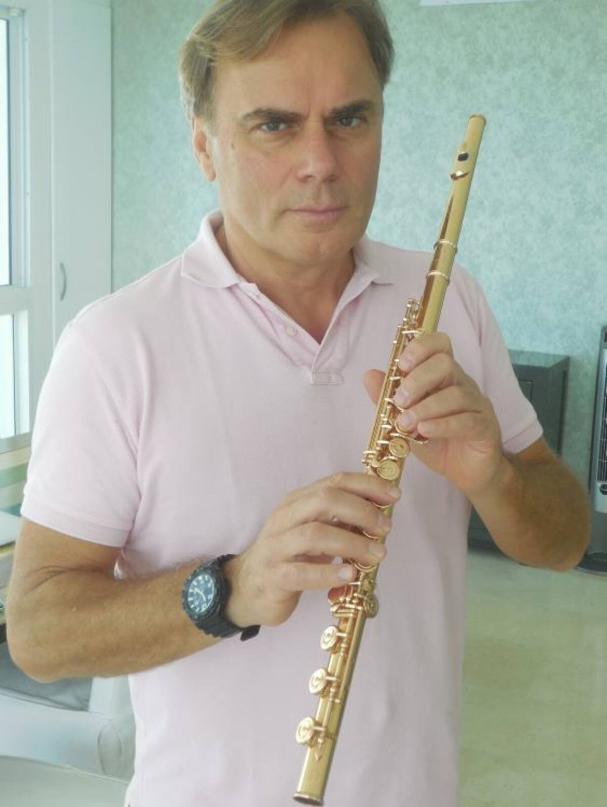 El Maestro Andrea Griminelli en su apartamento de Cartagena. Gustavo Tatis-El Universal