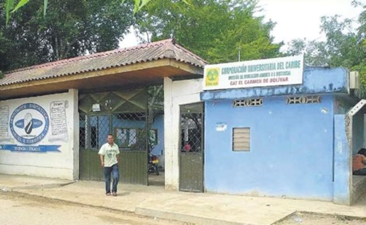 En la institución educativa Manuel Edmundo Mendoza no hay recursos para pintar la fachada ni para invertir en la reparación de computadoras.