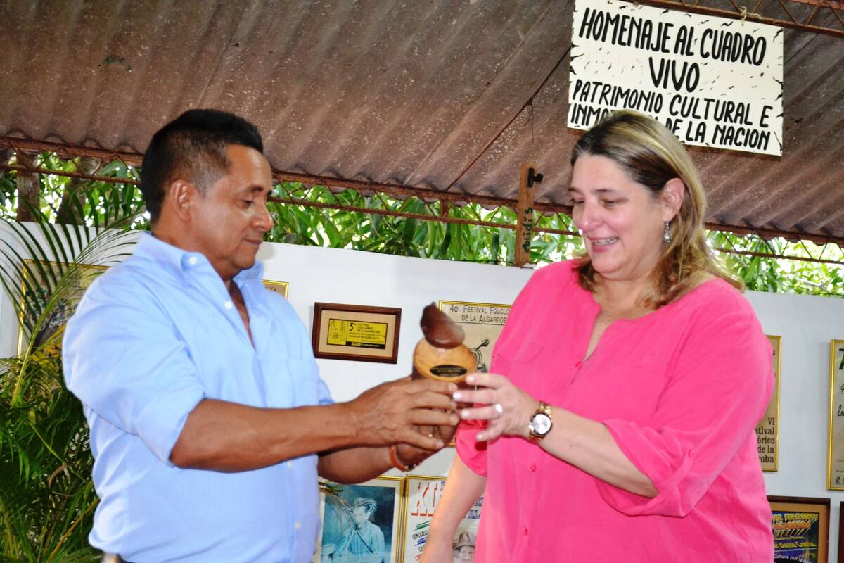 El alcalde de Galeras, José Gamarra Navarro, y la ministra de Cultura, Mariana Garcés, quien estuvo en ese municipio.