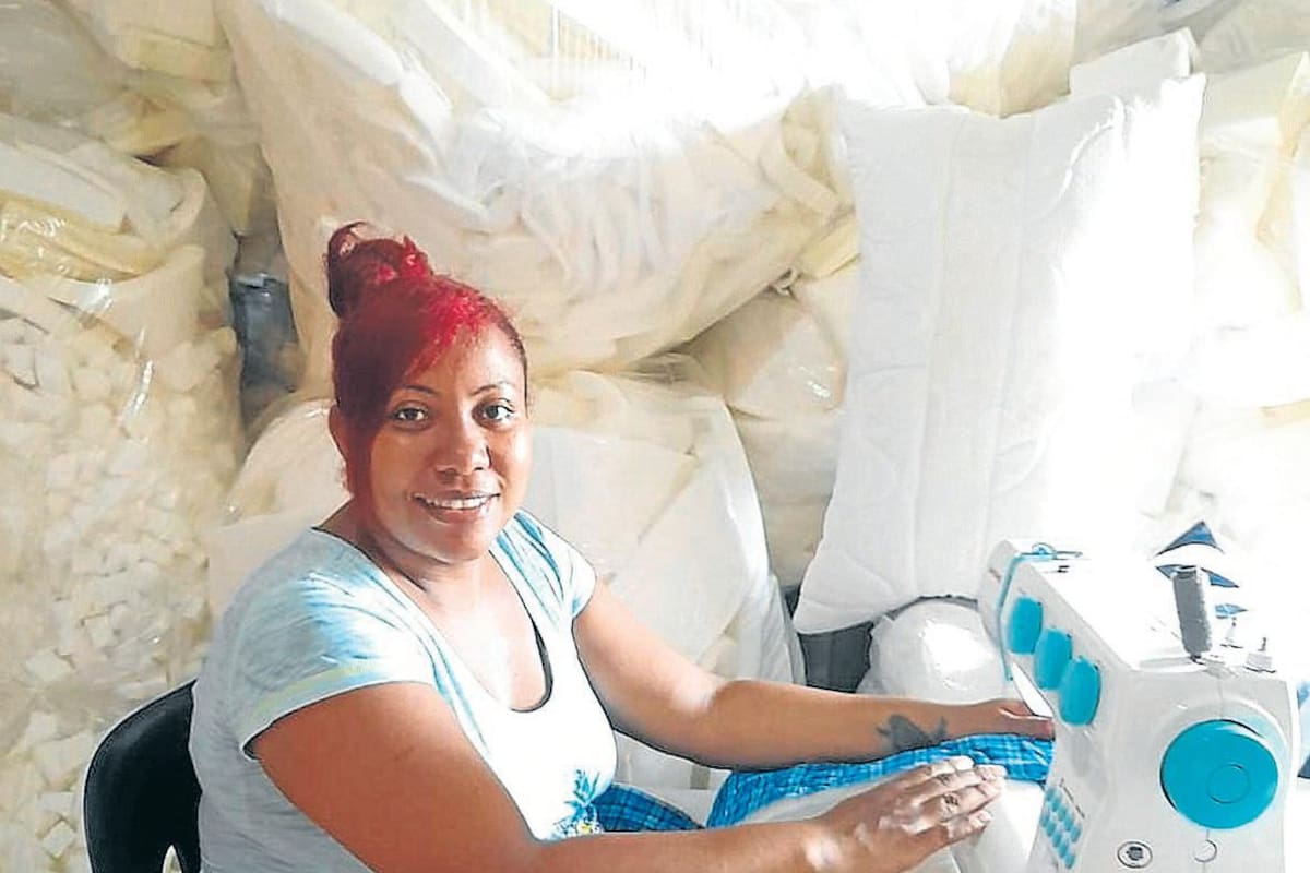 Con una fábrica de almohadas reconstruyen sus sueños en Cartagena