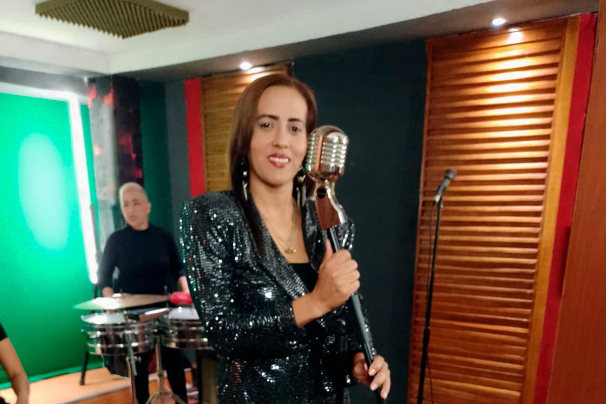 Malbi Blanco presenta su más reciente sencillo ‘Me quieres culpar’