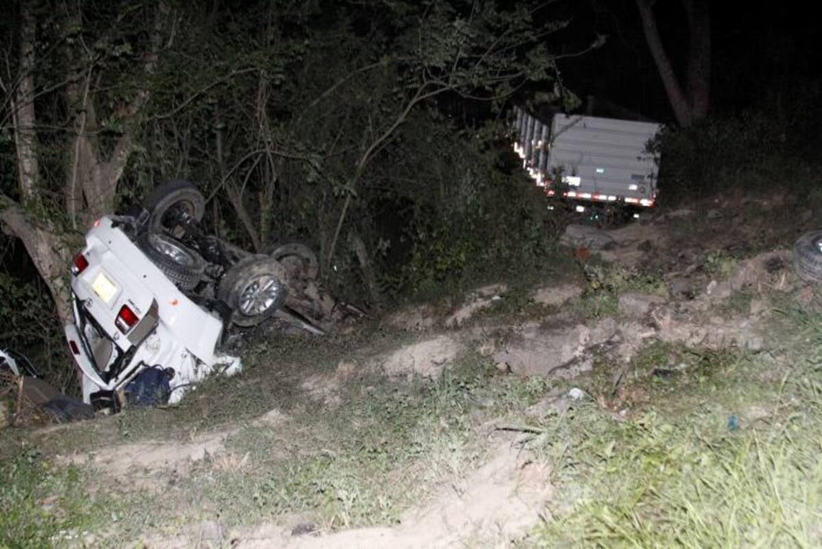 En esta foto se observan los dos vehículos implicados en el accidente. Lorena Henriquez-El Universal
