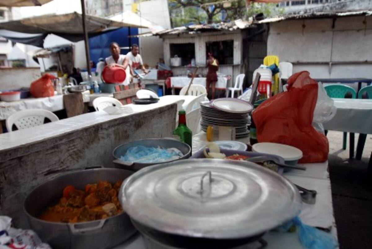 El Distrito dice que los informales que no acuerden su salida de las zonas peatonales serán retirados mediante diligencia policial. La Alcaldía dice que estos negocios no pueden seguir funcionando en este sitio, dado que la manipulación de alimentos en espacio público está prohibida. AROLDO MESTRE - EL UNIVERSAL