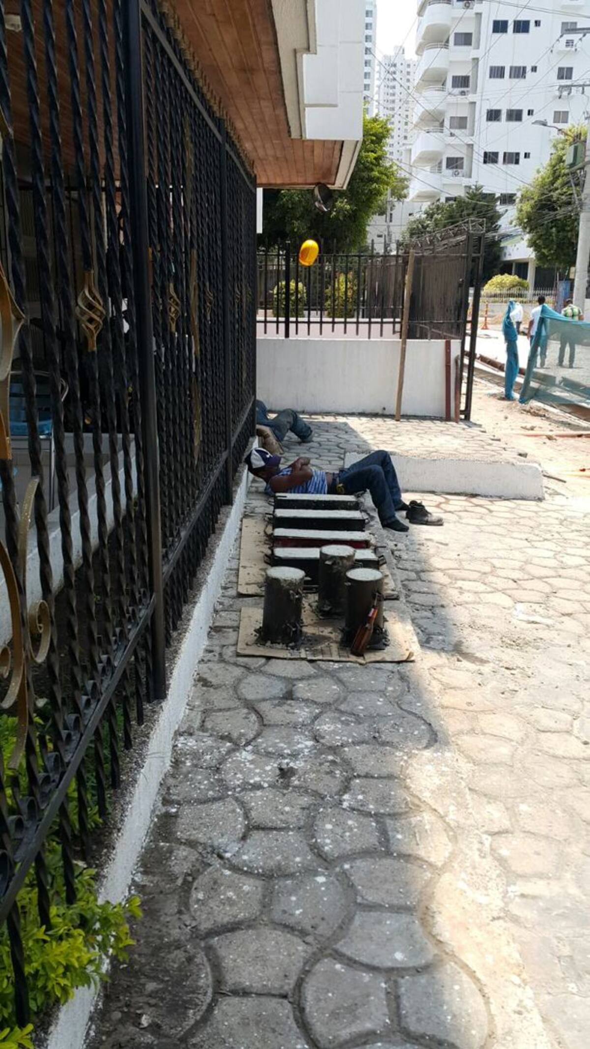 Esta imagen fue enviada por un residente de la Calle del Bouquet, en Manga. CORTESÍA
