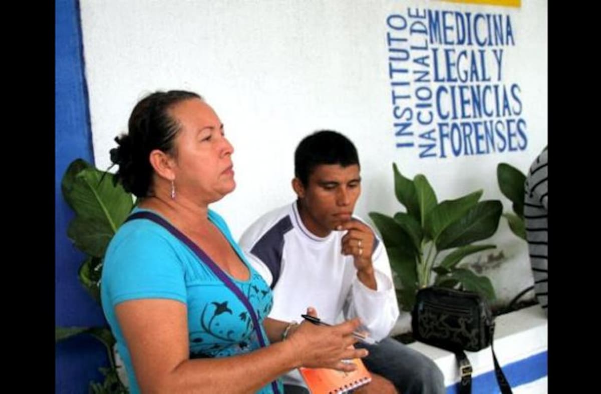 Rigoberto Quintana Babilonia, padre de la menor fallecida cuando esperaba en Medicina Legal. A su lado, su cuñada. ARCHIVO