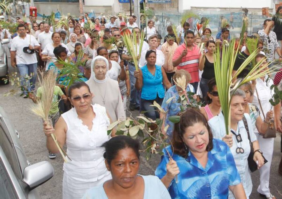 Así vivieron los católicos el día santo en la Iglesia Santa Cruz de Manga. JULIO CASTAÑO - EL UNIVERSAL