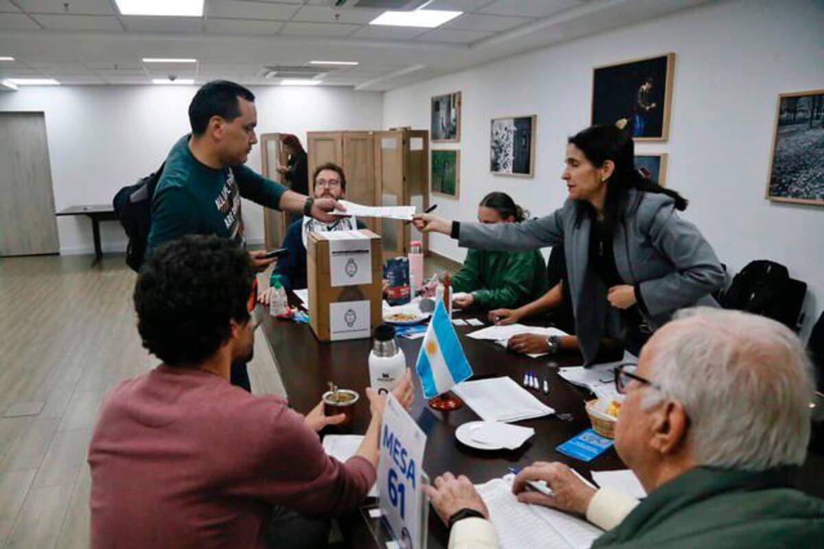Argentinos y venezolanos votan en Colombia en elecciones cruciales
