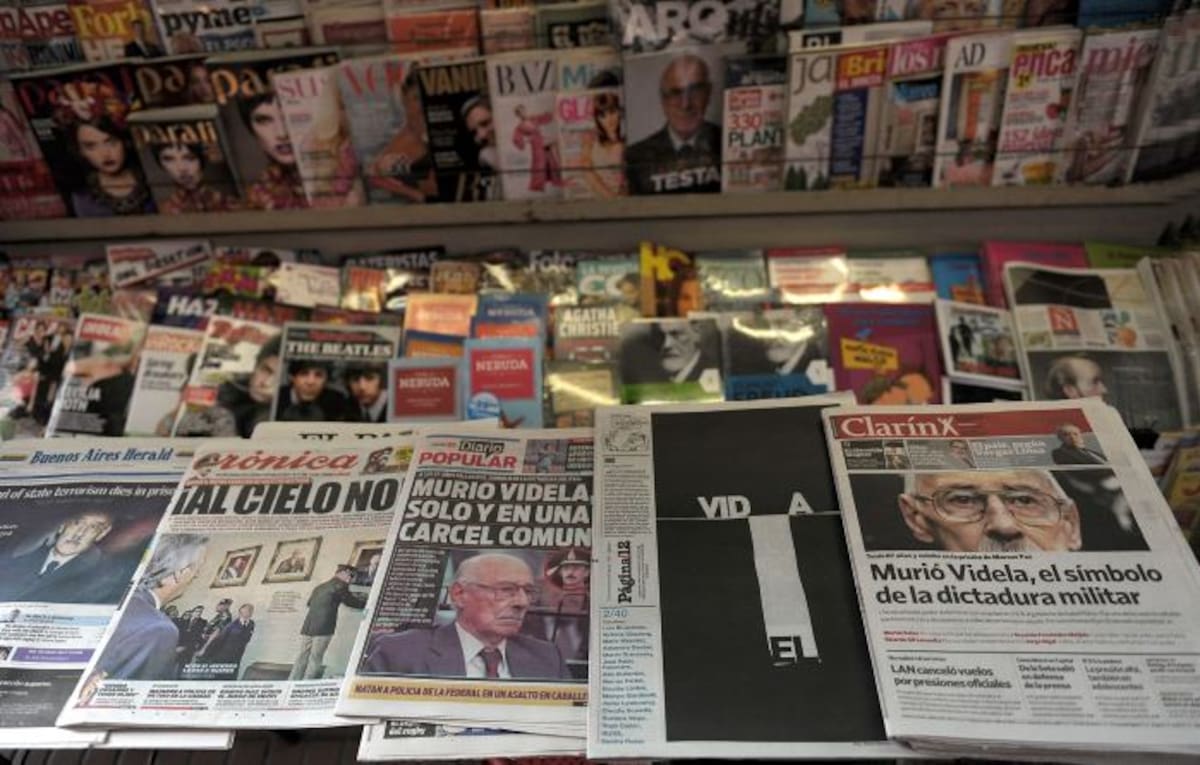 Los titulares de prensa dejan ver el sentimiento de Argentina hacia la muerte de Videlal. AFP
