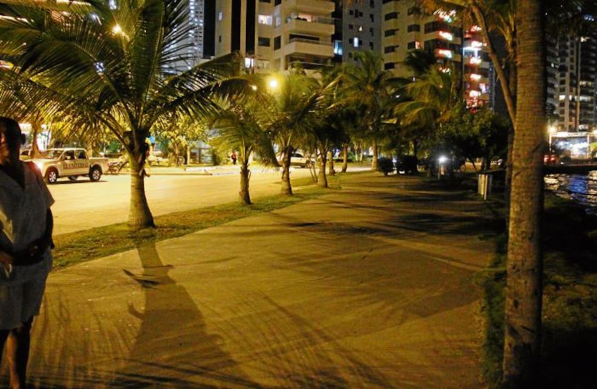 Paseo Peatonal de Bocagrande, en penumbra. KAILLINE GIRALDO, GENTE BAHÍA-EL UNIVERSAL