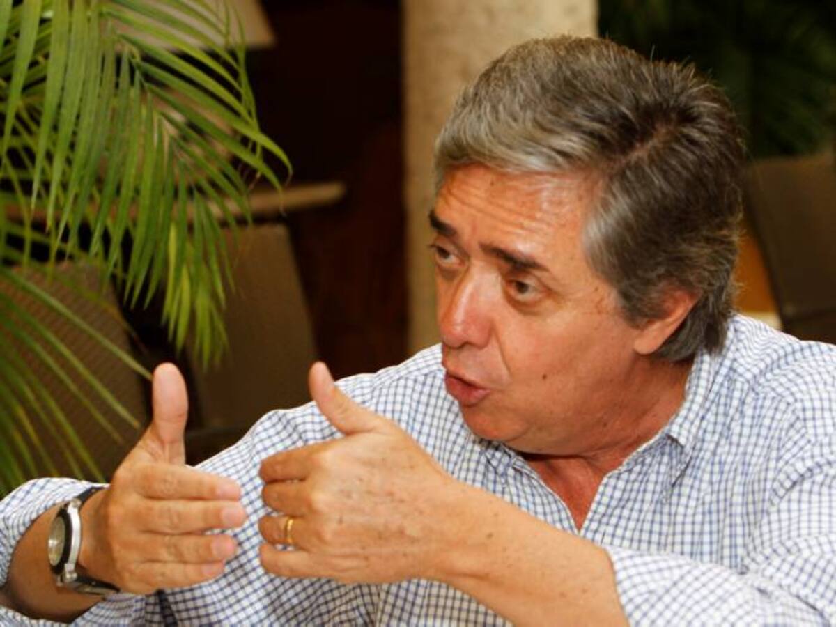El ministro de Transporte, Germán Cardona, dice que Transcaribe “es un proyecto mal diseñado porque se fueron construyendo unas etapas pero de manera discontinua”. JULIO CASTAÑO BELTRÁN - EL UNIVERSAL