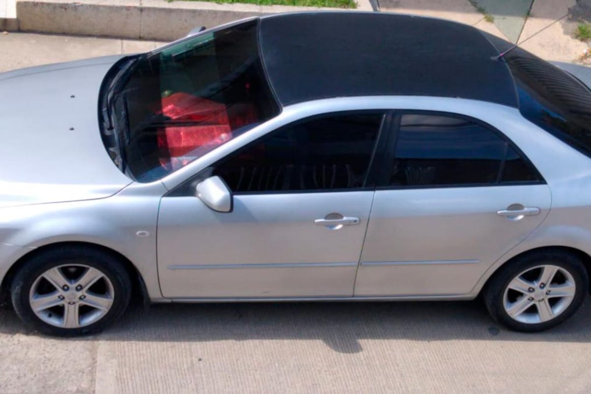 Hombre fue multado por cambiar el color del techo de su carro