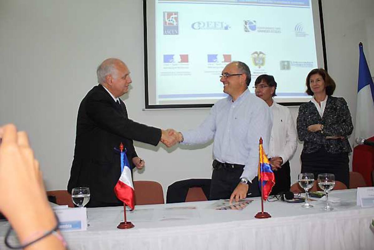 Didier Houssin (izquierda), presidente de Aeres, de Francia, y Javier Botero, viceministro de Educación Superior de Colombia, luego de firmar uno de los acuerdos que involucra a ambos países. CORTESÍA