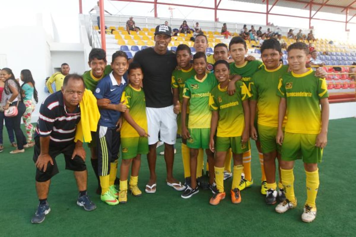 Orlando Berrío, con jóvenes de la escuela Afucar, en donde se formó él en sus inicios. Archivo