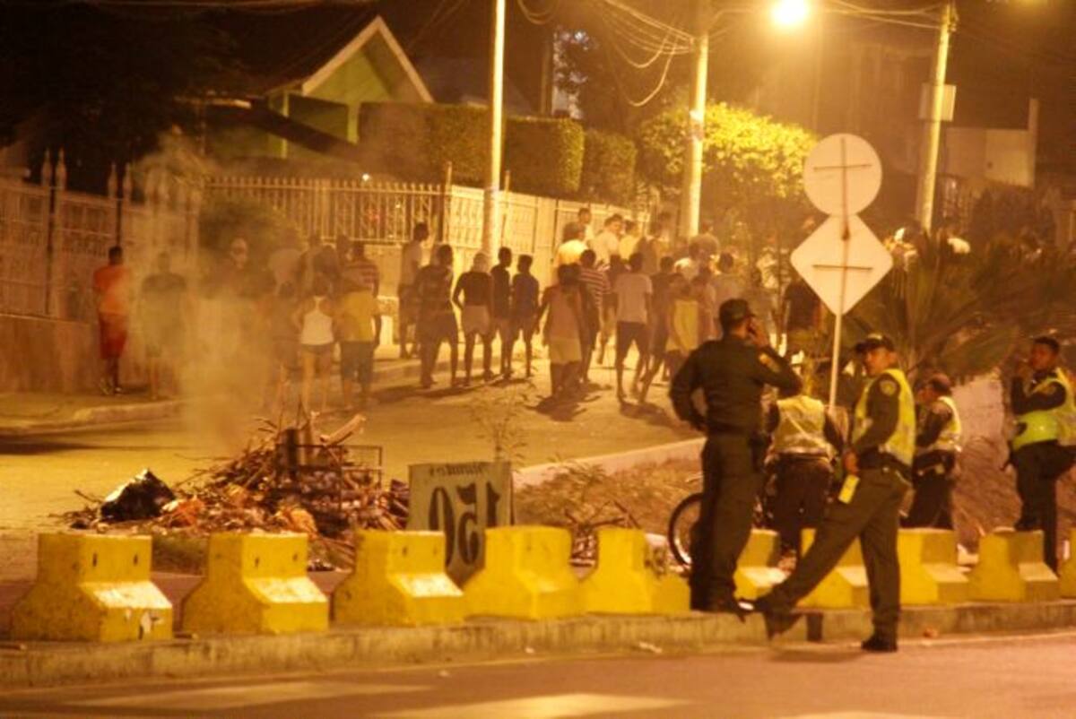 La policía llegó al lugar para controlar la situación. KAILLINE GIRALDO -EL UNIVERSAL