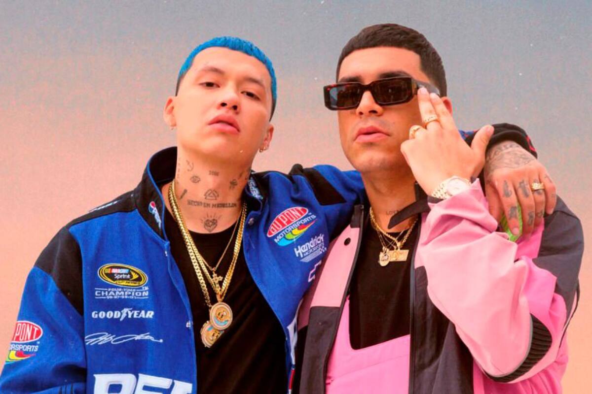 Critican a Blessd y Ryan Castro por lanzar fajos de dólares en discoteca