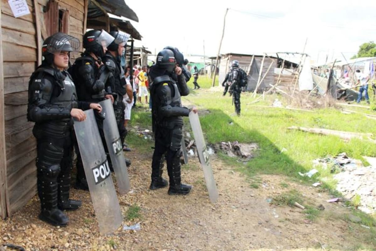 Miembros del Escuadrón Móvil Antidisturbios (Esmad), participaban del operativo de desalojo. Foto: Cortesía Fabián Burgos