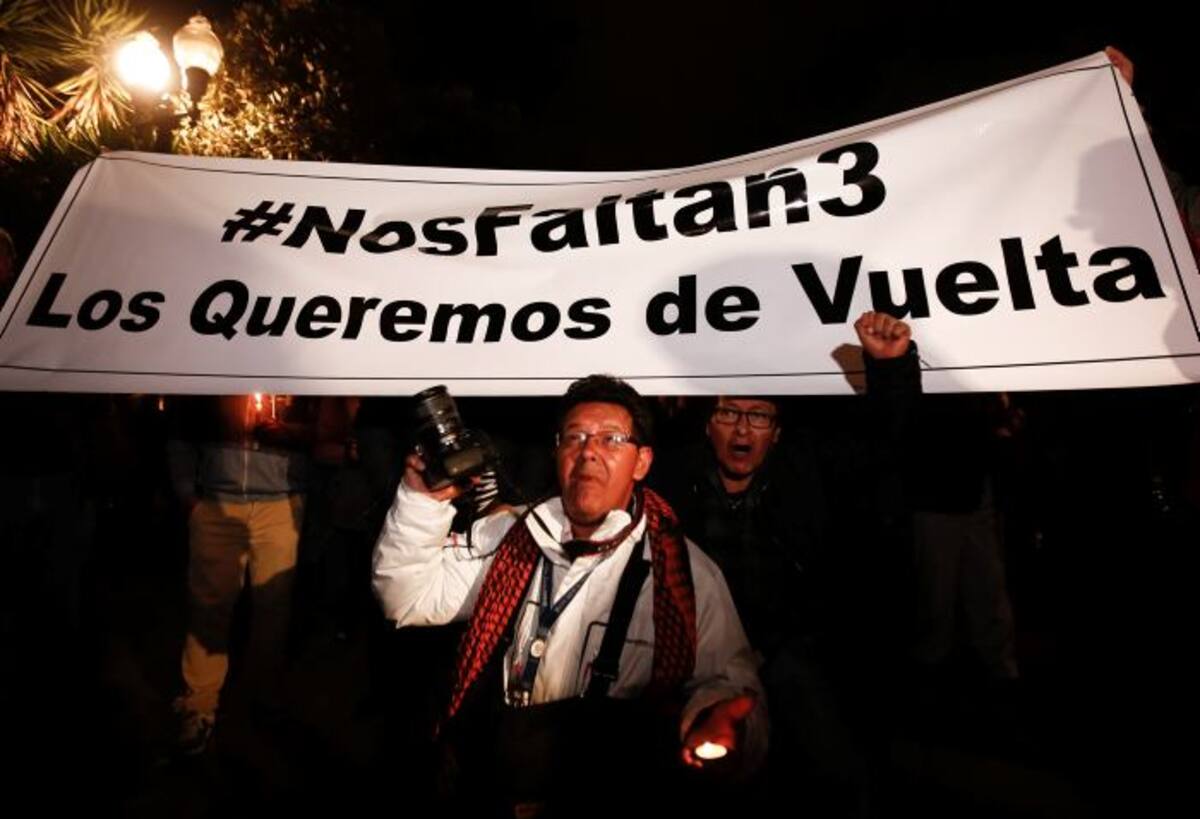 Varios periodistas en Ecuador salieron a las calles a pedir la liberación de los colegas secuestrados. EFE.