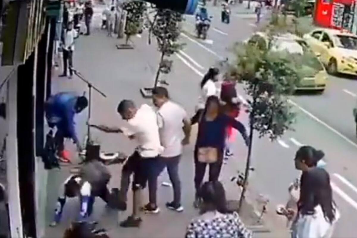 Video: atacaba a mujeres con jeringas hasta que recibió una golpiza