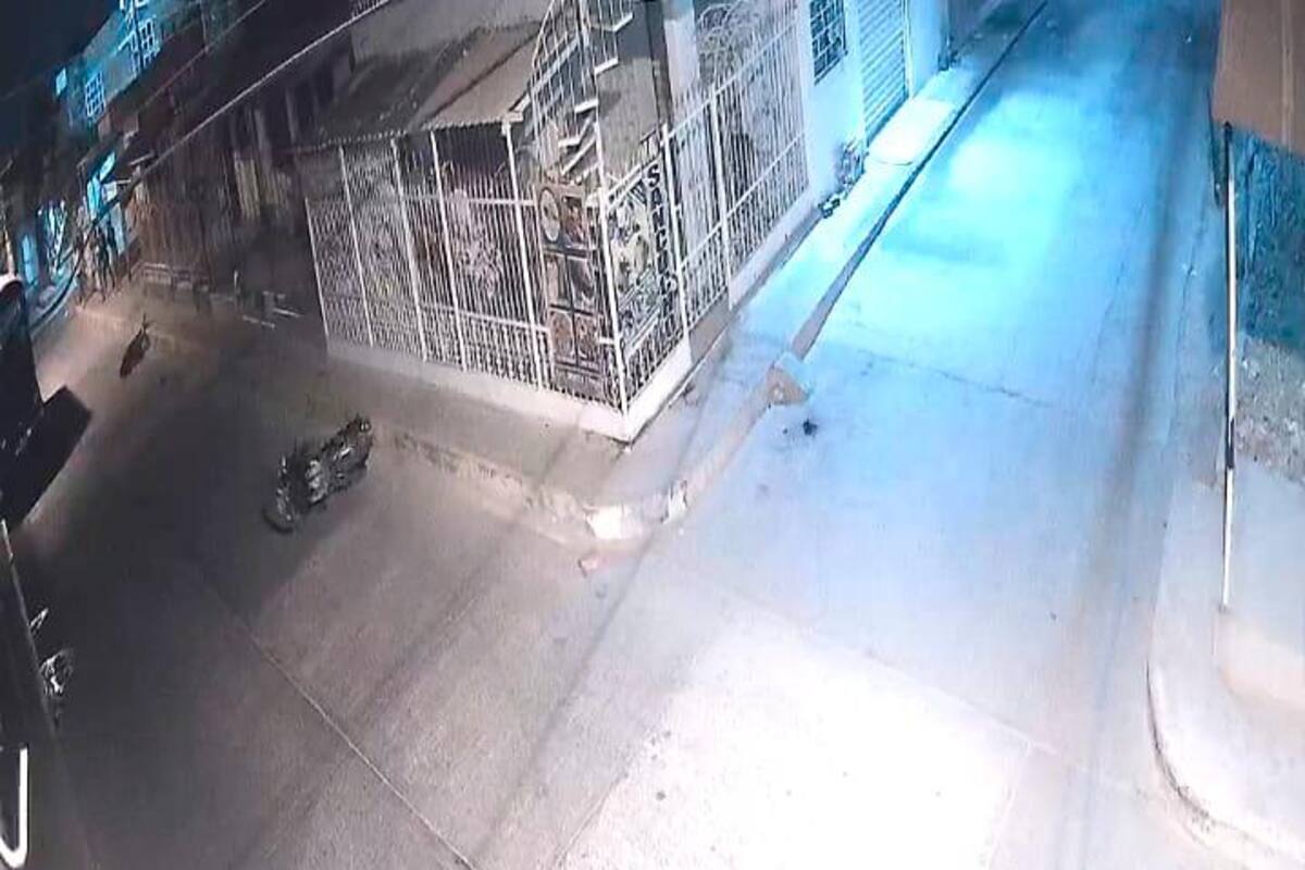 Video: Se estrelló y murió tras chocar su moto contra rejas de una casa