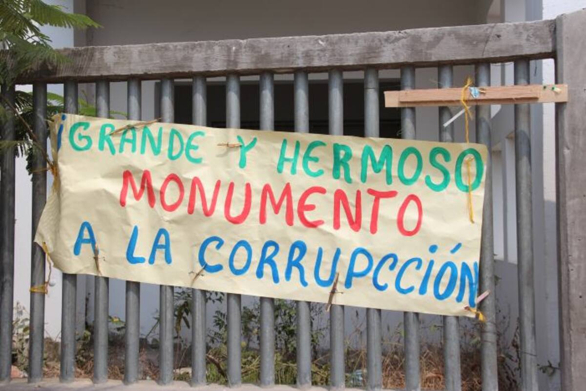 En la construcción han instalado pancartas para protestar contra la paralización de las obras. ANTONIO CANCHILA GARCÍA - ELUNIVERSAL.COM.CO