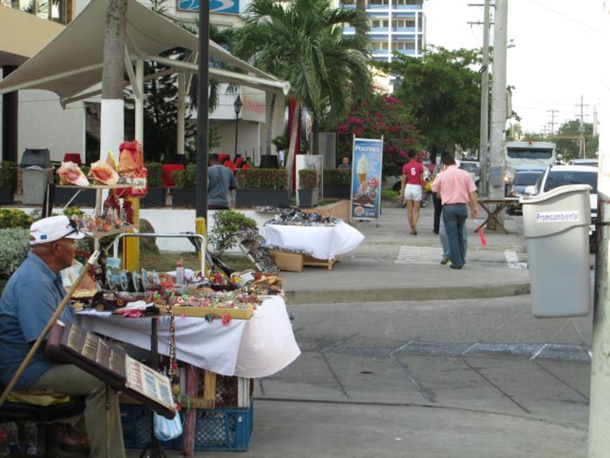 Andenes, calzadas y otros componentes del espacio de uso público de la Avenida San Martín serán despejados de ventas informales, en un plan macro de restitutición que ya tiene preparado el Distrito, y que ejecutará este año. PEDRO TORRES, EL UNIVERSAL