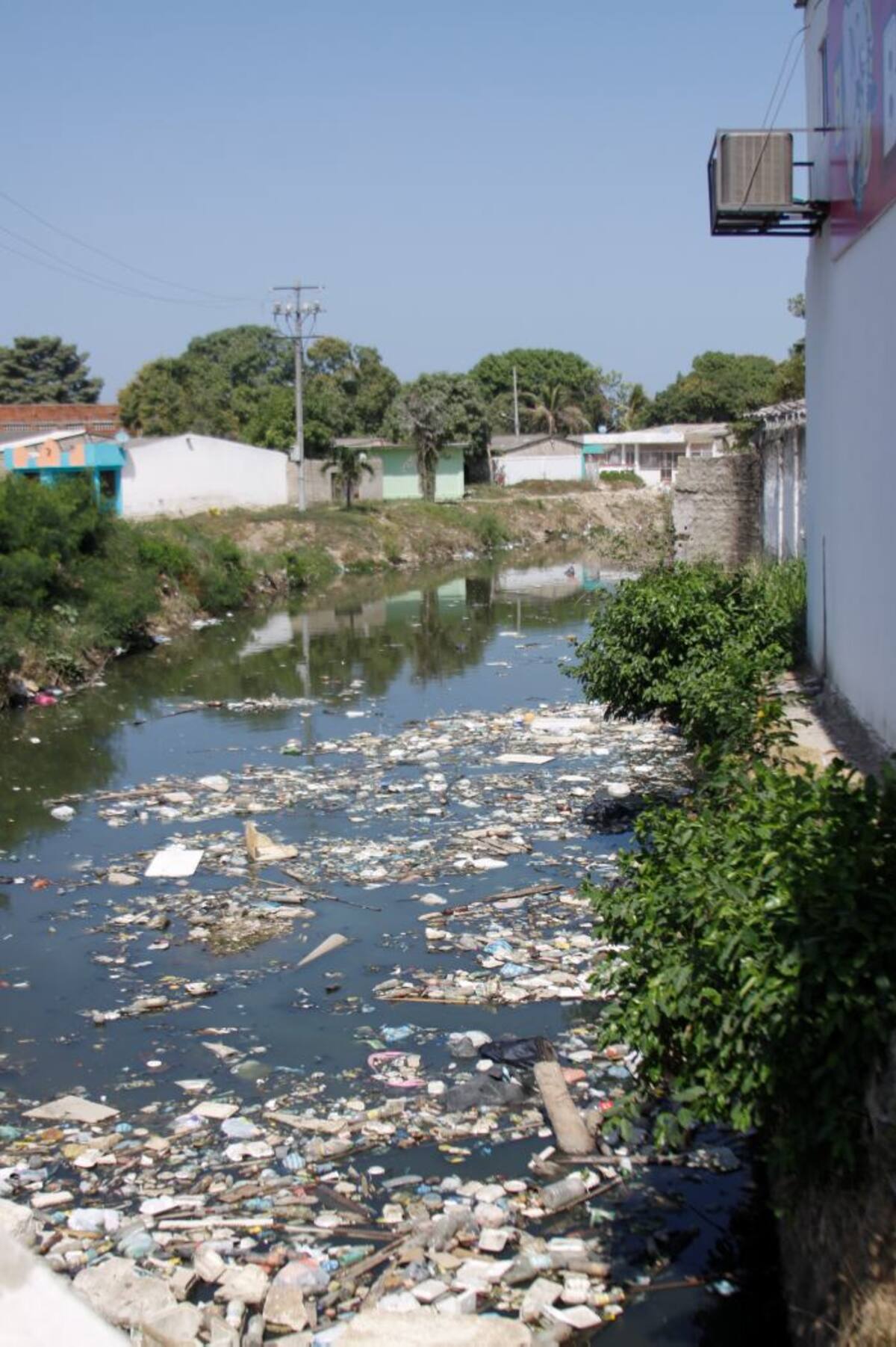 El canal Ricaurte está lleno de basura y maleza Lorena Henriquez Laborde - El Universal