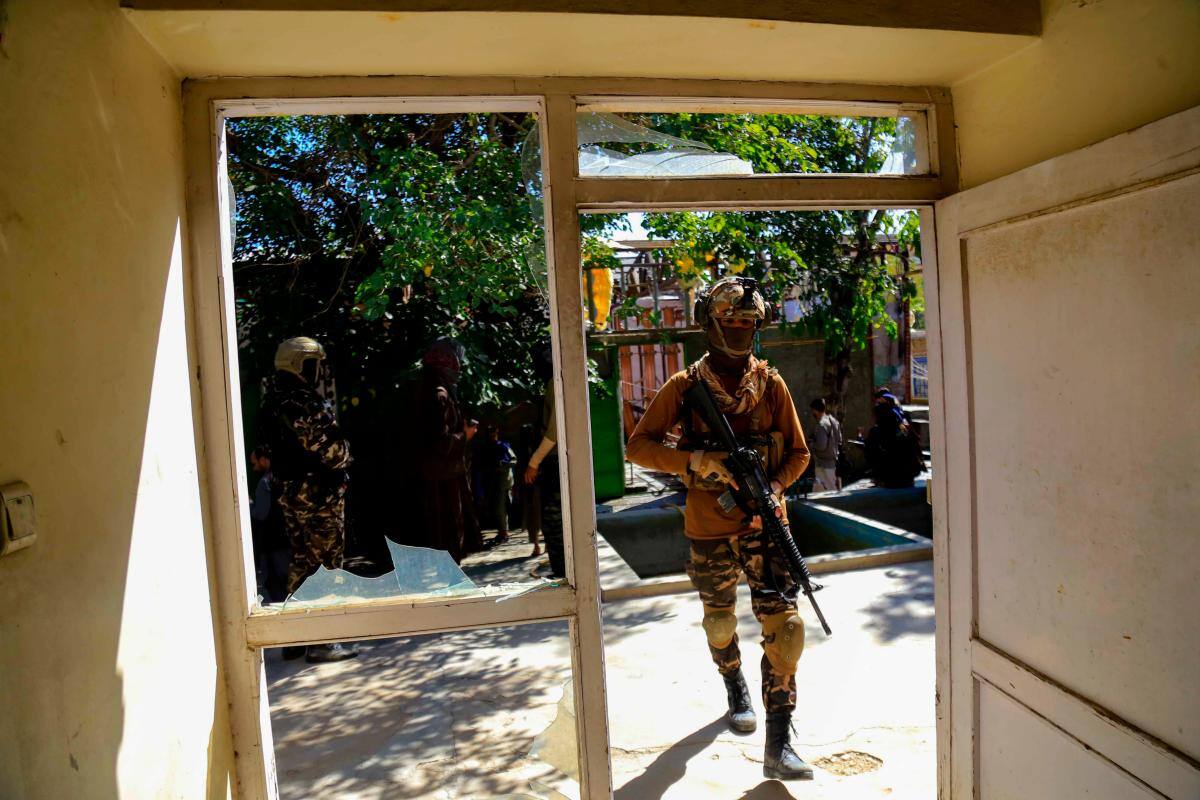 Un soldado afgano en el centro educativo de Kabul donde se registró el ataque suicida. //EFE